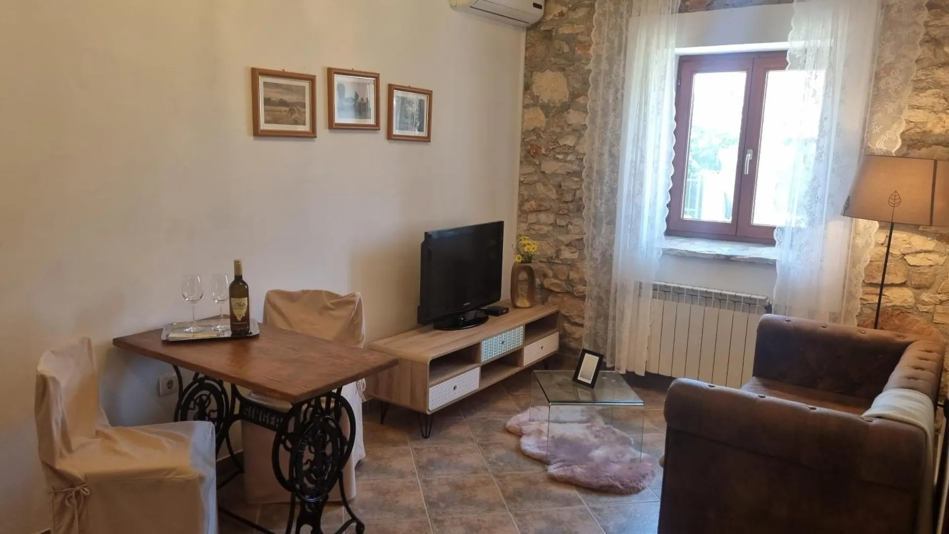 Rooms & Apartment Stelio 5*, Loborika