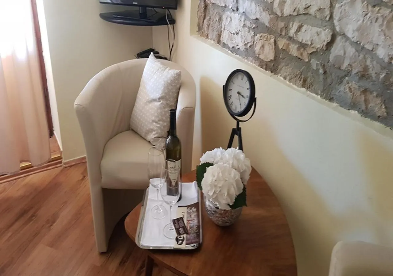 Rooms & Apartment Stelio 5*, Loborika
