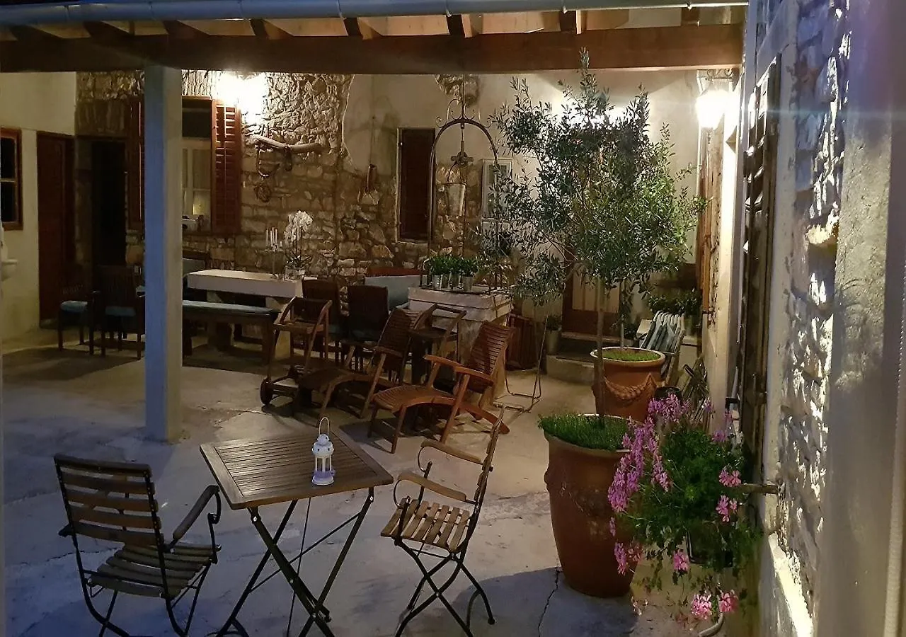 Rooms & Apartment Stelio Guest house Loborika